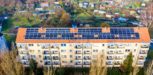 Communautés énergétiques urbaines : la ville productrice face aux inégalités d’accès Panneaux solaires sur toiture d'immeuble collectif en zone urbaine