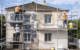 Performance énergétique des bâtiments : la directive européenne qui bouscule les PLU Chantier de rénovation thermique d'un bâtiment public en France