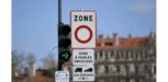 ZFE : décarboner la ville sans reléguer les plus modestes Panneau de signalisation zone à faibles émissions en entrée de ville