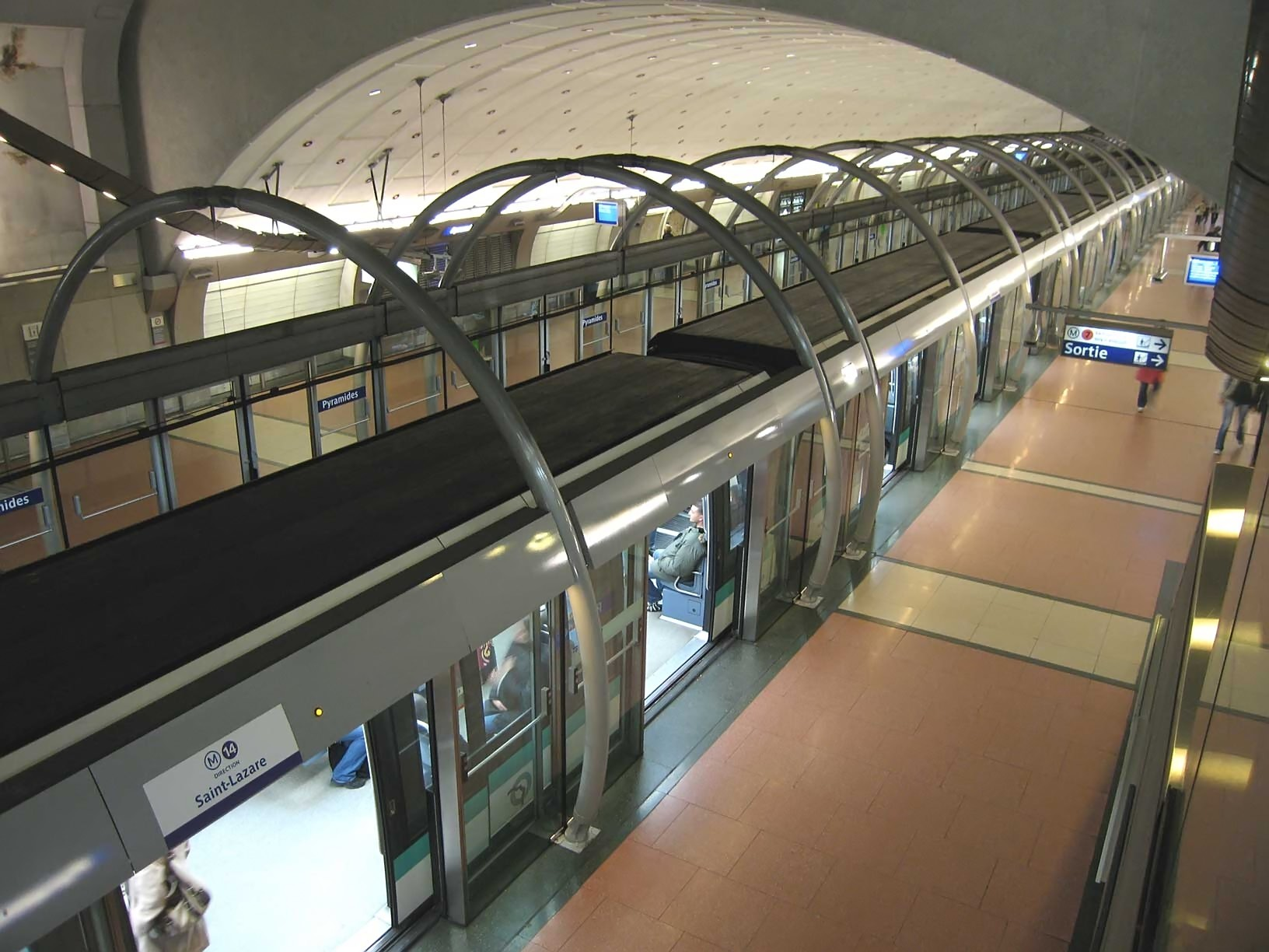 photo metro arrêté en station