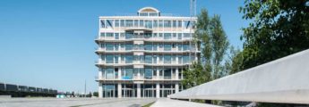 Friche commerciale abandonnée en périphérie d'une ville moyenne française