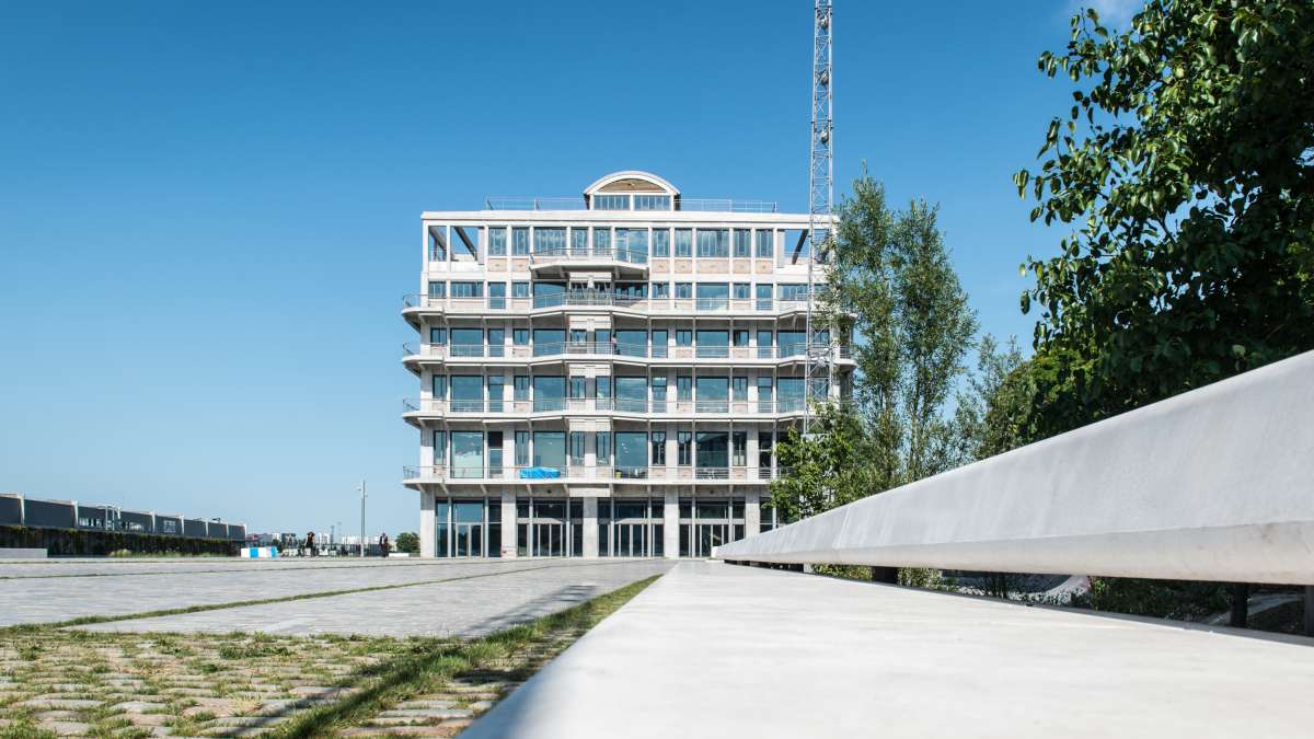 Zéro artificialisation nette : les villes moyennes face à la fin de l’étalement urbain Friche commerciale abandonnée en périphérie d'une ville moyenne française
