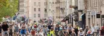 Rue piétonnisée lors d'une journée sans voiture, centre-ville européen