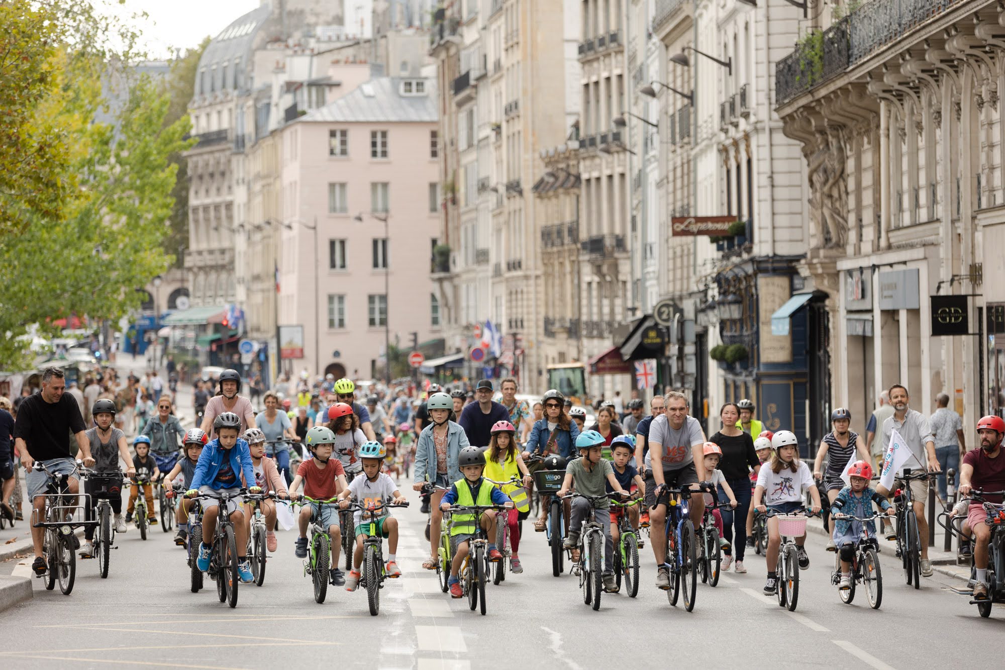 Semaine de la mobilité : piétonniser une journée ne fait pas une politique de transport Rue piétonnisée lors d'une journée sans voiture, centre-ville européen