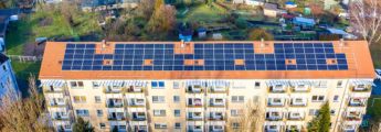 Panneaux solaires sur toiture d'immeuble collectif en zone urbaine