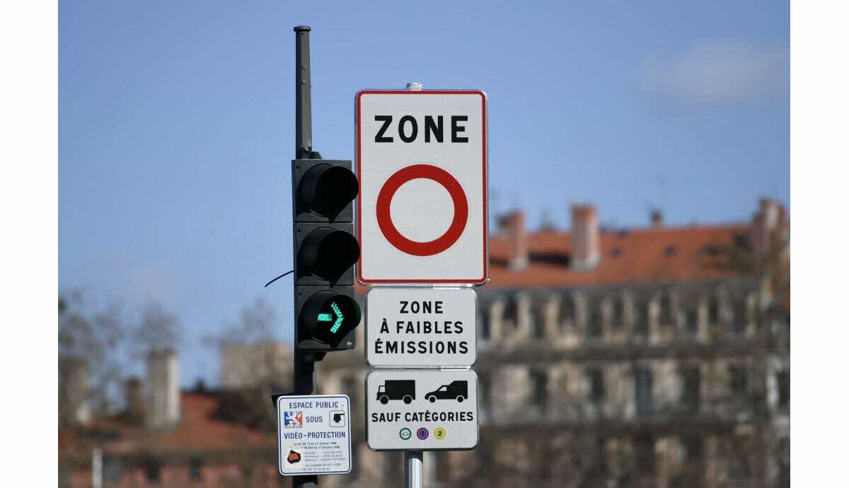 ZFE : décarboner la ville sans reléguer les plus modestes Panneau de signalisation zone à faibles émissions en entrée de ville
